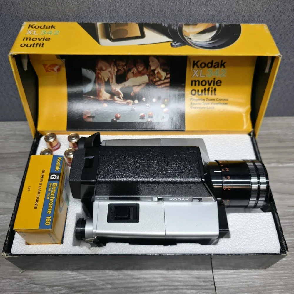 VINTAGE Kodak XL342 Movie Camera CAT 110 1856 UNTESTED Beautiful Collection Add